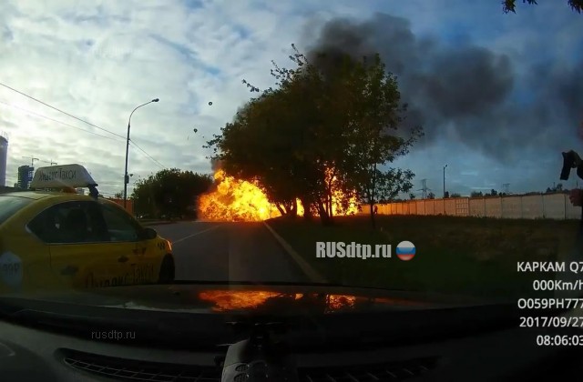 Взрыв автомобиля после ДТП на Сельскохозяйственной улице попал на видео