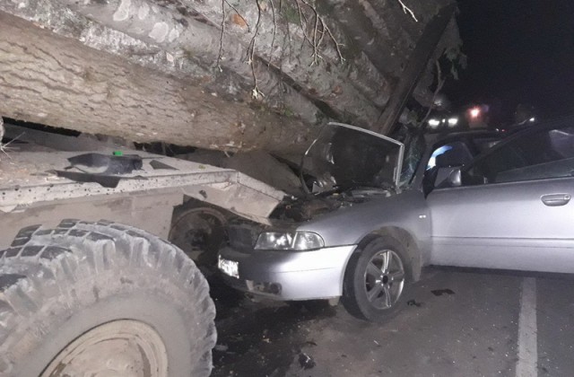 Под Калугой две машины врезались в лесовоз Урал. Погибла женщина