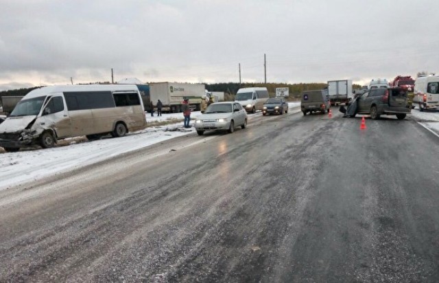 Восемь человек пострадали в ДТП с микроавтобусом на трассе Екатеринбург &#8212; Тюмень