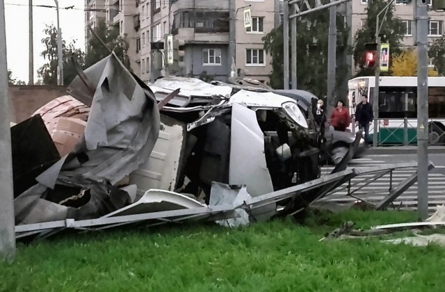 Автобус и Газель столкнулись на улице Хасанской в Петербурге