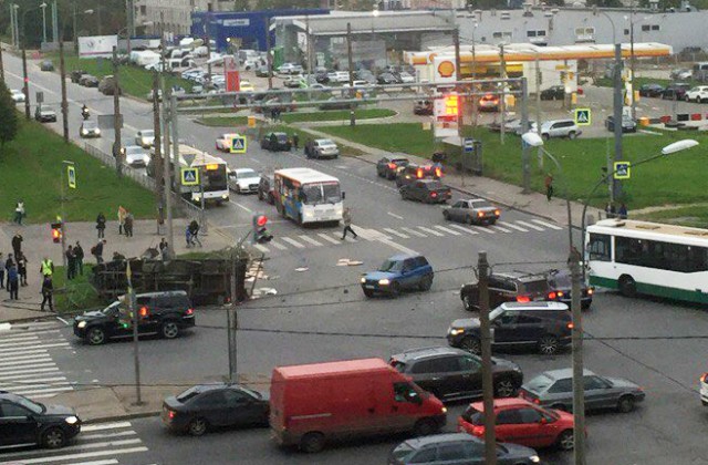 Автобус и Газель столкнулись на улице Хасанской в Петербурге