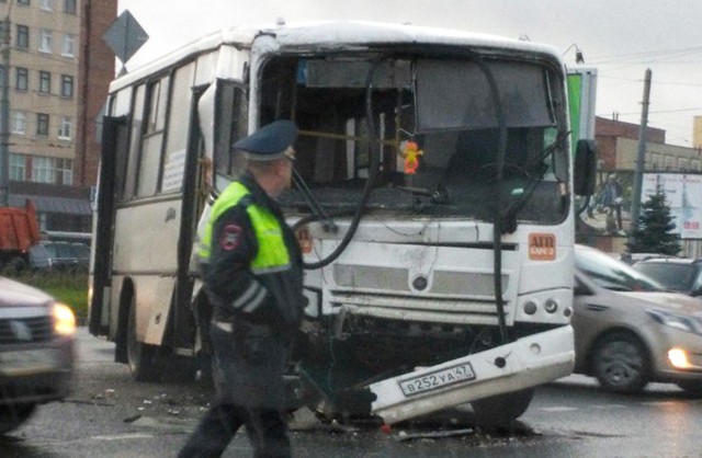 Маршрутка и автобус столкнулись на проспекте Науки в Санкт-Петербурге