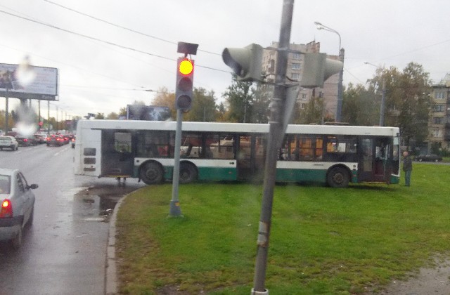 Маршрутка и автобус столкнулись на проспекте Науки в Санкт-Петербурге