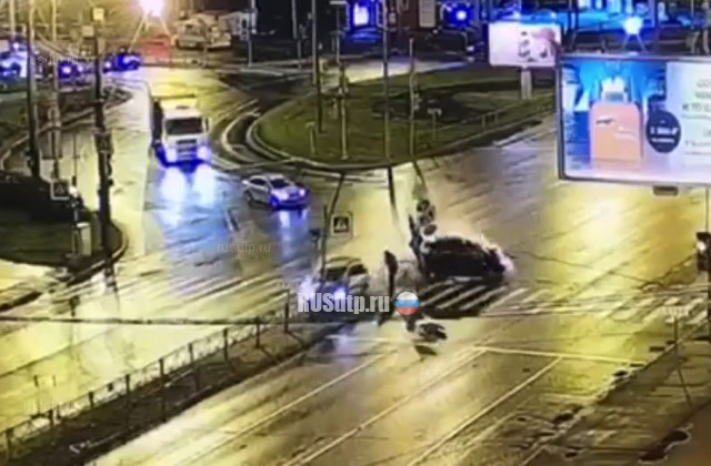 Столкновение двух «Опелей» на Народной улице в Петербурге запечатлела камера