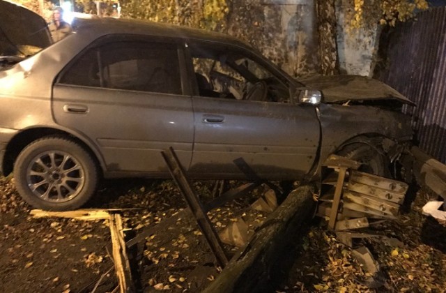 В Иркутске водитель и пассажир «Тойоты» погибли от столкновения со столбом