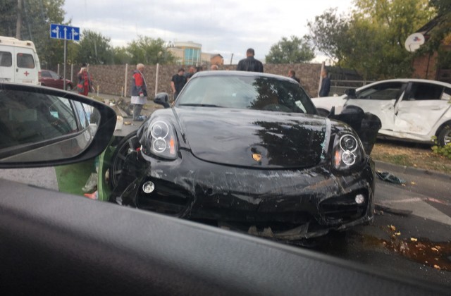 Водитель Porsche устроил погром на перекрестке в Краснодаре. Видео