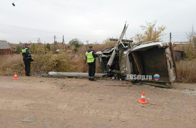 Под Оренбургом водитель пикапа «УАЗ Патриот» погиб, врезавшись в столб