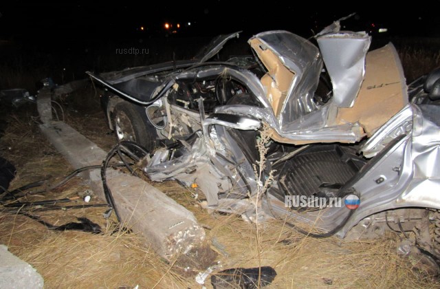 Двое молодых людей погибли, врезавшись на автомобиле в столб в Миякинском районе