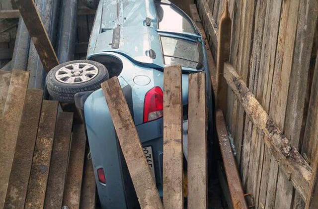 Hyundai Getz упал в котлован на улице Парашютной в Санкт-Петербурге