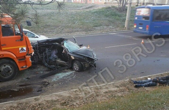Водитель автомобиля Toyota Windom погиб в ДТП на улице Академической в Иркутске