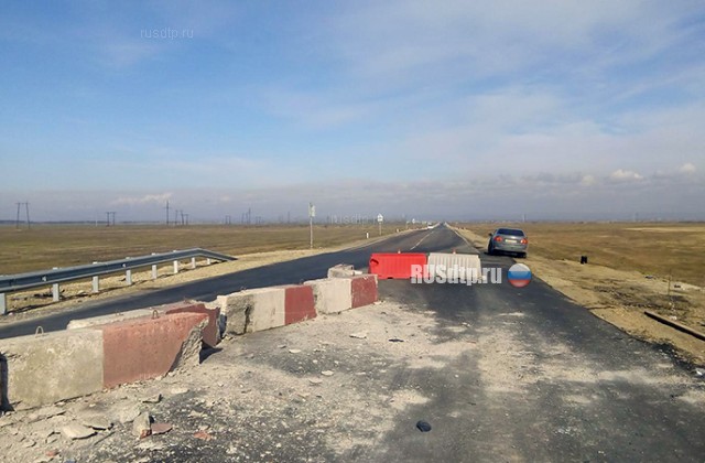 В Иркутской области «Хонда» врезалась в бетонное ограждение. Двое погибли