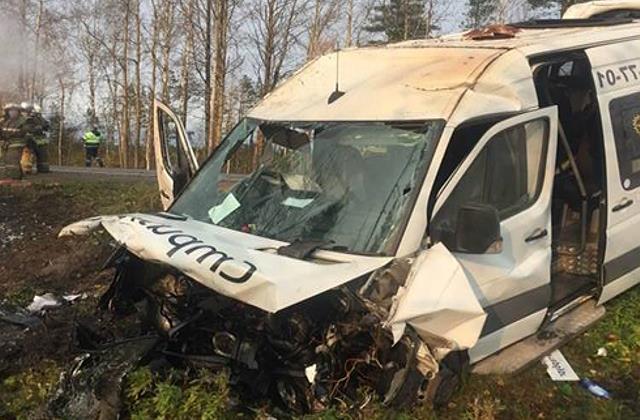 В ДТП с участием микроавтобуса и легкового автомобиля под Псковом погиб человек