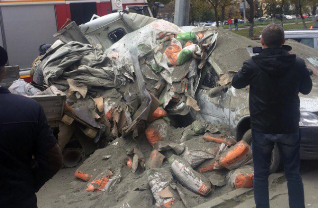 В Казани грузовик засыпал цементом четыре машины