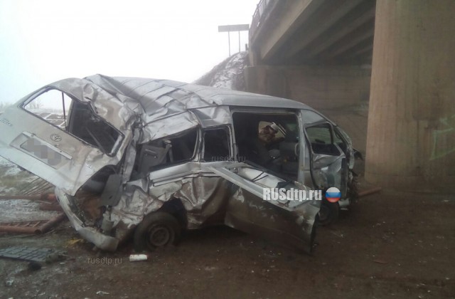 В Башкирии микроавтобус с людьми упал с моста