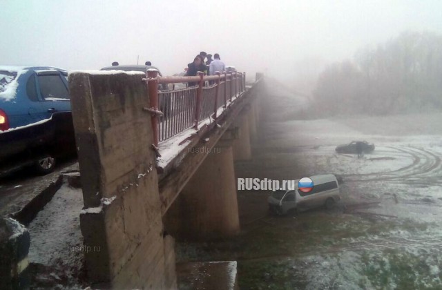 В Башкирии микроавтобус с людьми упал с моста