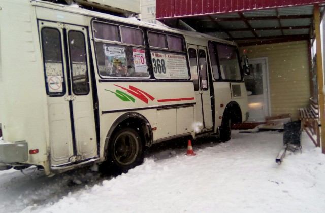 В Кургане автобус сбил двух человек на остановке
