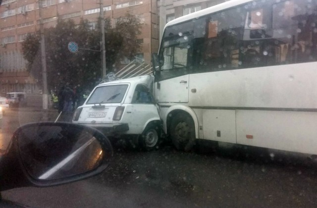 В Белгороде при столкновении с автобусом погиб водитель ВАЗа