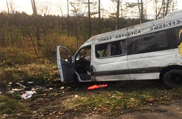 В ДТП с участием микроавтобуса и легкового автомобиля под Псковом погиб человек