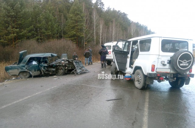 ВАЗ и УАЗ столкнулись под Камышловом. Один человек погиб