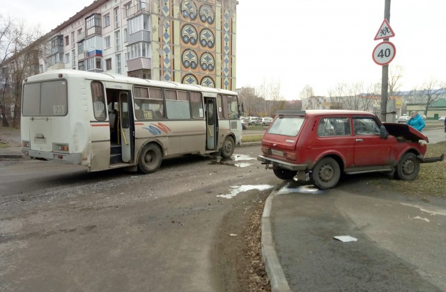 \&#187;Нива\&#187; и автобус столкнулись в Бийске