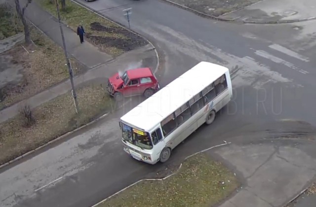 \»Нива\» и автобус столкнулись в Бийске