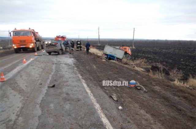 В Бузулукском районе водитель «Лады» погиб, столкнувшись с двумя грузовиками