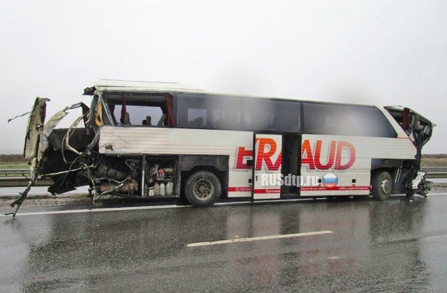 В Липецкой области столкнулись автобус и фура. Один человек погиб