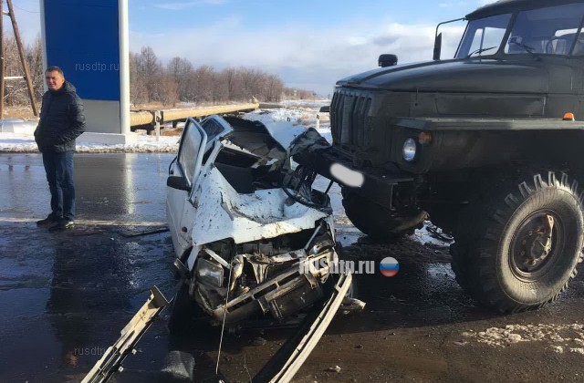Два грузовика смяли «Оку» вместе с водителем на трассе под Оренбургом