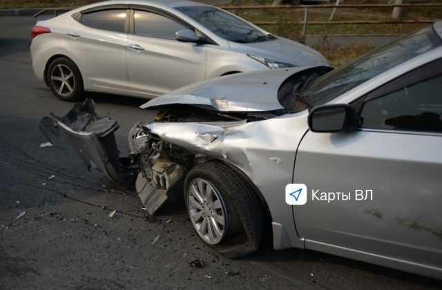 Во Владивостоке грузовик раздавил пять автомобилей