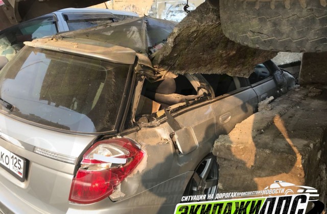 Во Владивостоке грузовик раздавил пять автомобилей
