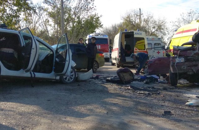 Ребенок погиб и 10 человек пострадали в результате ДТП на трассе под Керчью