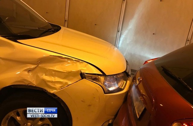 Десять автомобилей столкнулись в тоннеле в Сочи