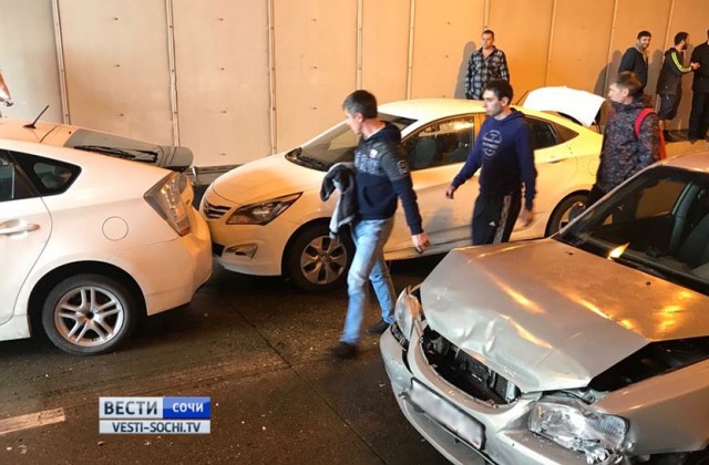 Десять автомобилей столкнулись в тоннеле в Сочи