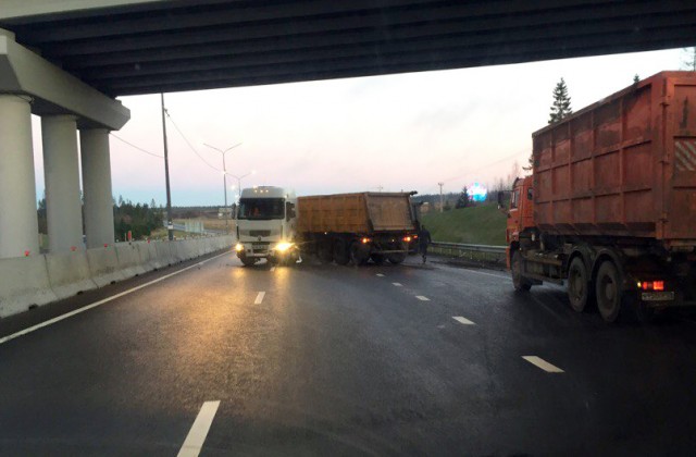 Около 10 автомобилей столкнулись на Новоприозерском шоссе