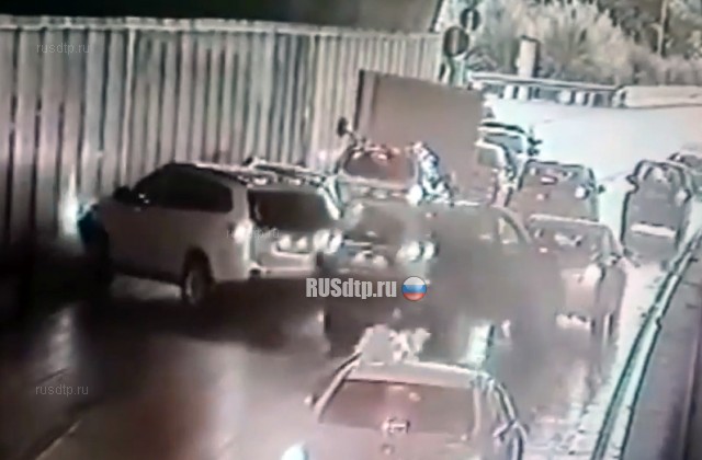 Момент массового ДТП в тоннеле в Сочи зафиксировала камера