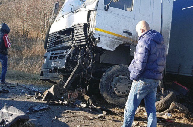 На автодороге «Александров &#8212; Балакирево» разорвало «Мерседес»