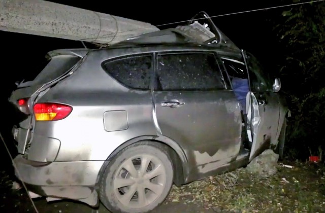 В Батайске упавший бетонный столб раздавил «Субару» вместе с водителем