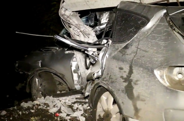 В Батайске упавший бетонный столб раздавил «Субару» вместе с водителем