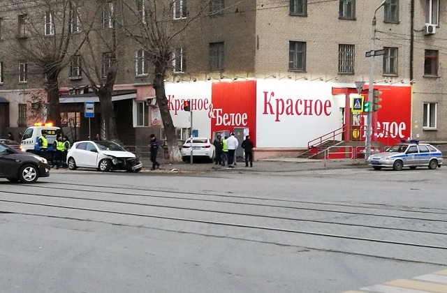 Видеорегистратор запечатлел, как «Мазда» врезалась в здание алкомаркета в Челябинске