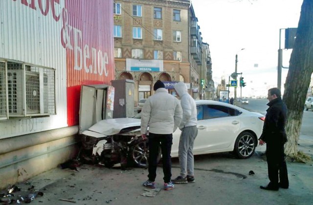Видеорегистратор запечатлел, как «Мазда» врезалась в здание алкомаркета в Челябинске
