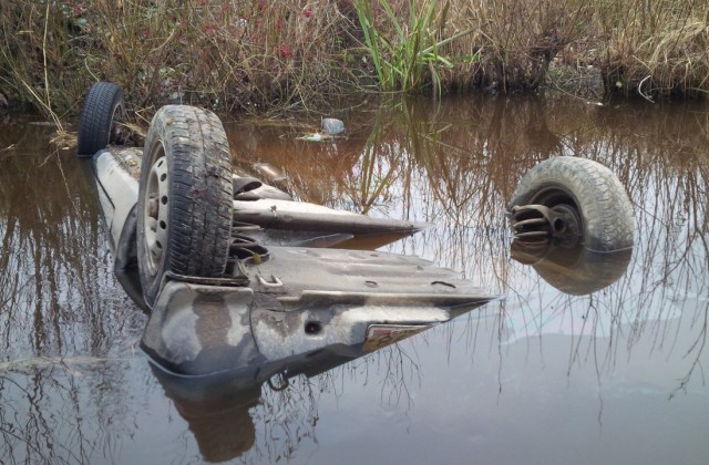 В Ленинградской области водитель и пассажир «Оки» утонули вместе с машиной в водоеме