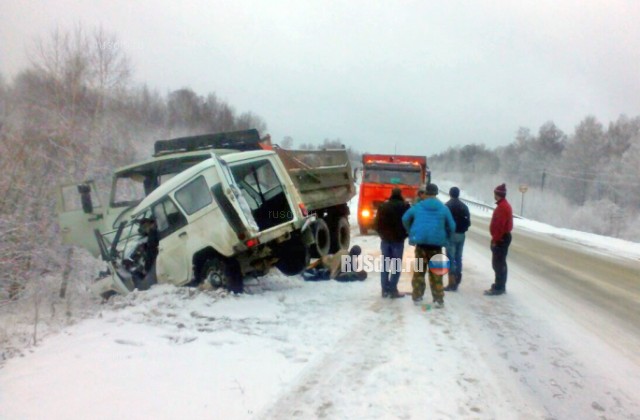 На трассе Томск &#8212; Мариинск в ДТП погибли водитель и пассажирка УАЗа