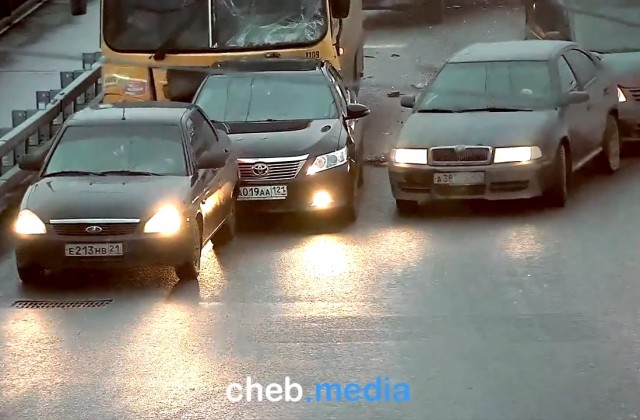 Появилось новое видео массового ДТП с автобусом в Чебоксарах