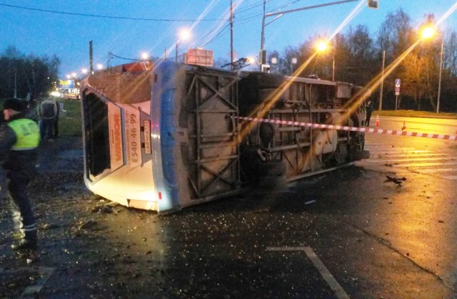 9 человек пострадали в ДТП с участием маршрутки на улице Обручева в Москве