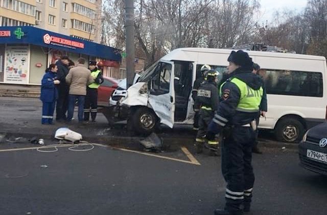 Школьный автобус и скорая столкнулись на Малой Филевской в Москве