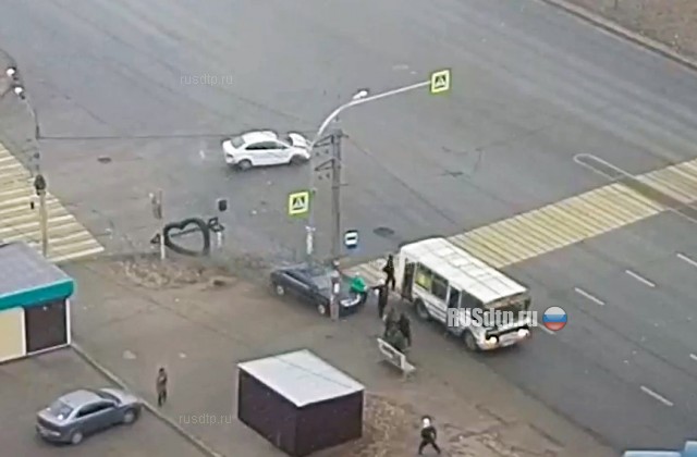 В Челябинске автомобиль вылетел на остановку и сбил пешехода