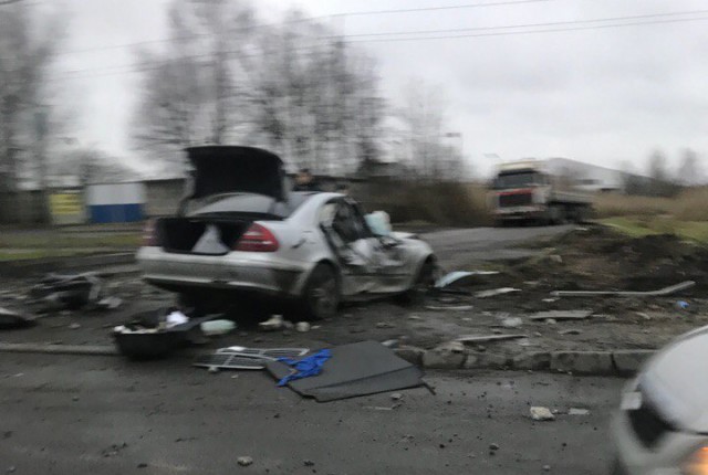 В Пушкине водитель «Мерсдеса» погиб, врезавшись в столб