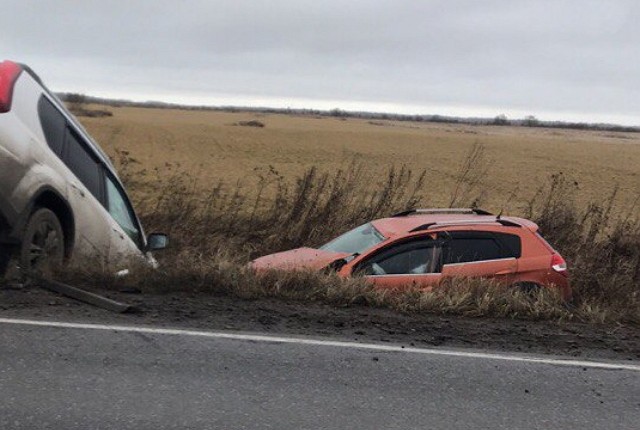 Два автомобиля столкнулись на Ропшинском шоссе