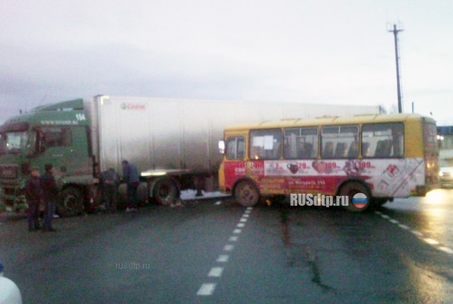 В Нижегородской области автобус столкнулся с фурой: четверо пострадали
