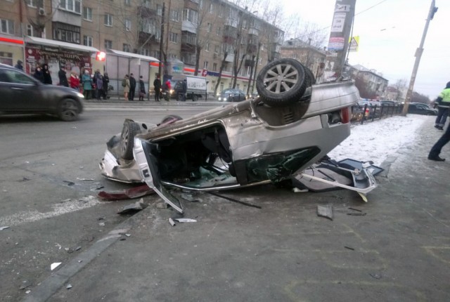 В Екатеринбурге в результате ДТП «Лада» опрокинулась на пешехода